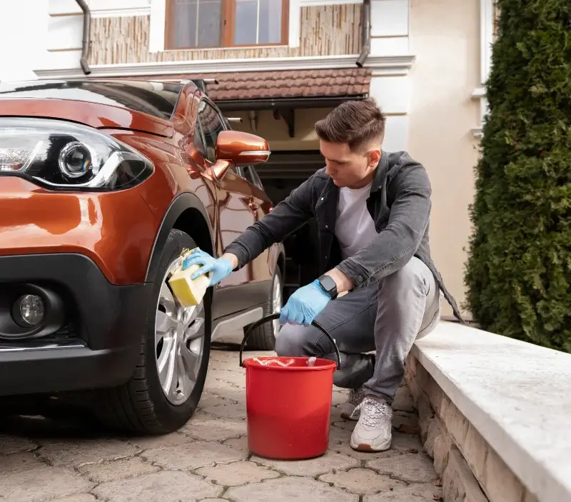 Lavage auto à domicile Jouy-sous-Thelle : professionnel intervenant sur un véhicule
